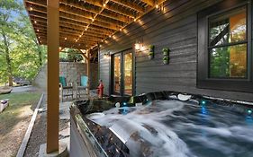 Lux Mtn Cabin Hot Tub, Fire Pit, Game Room 3Bd